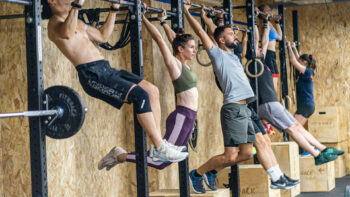 Séance de WOD avec pull-up en groupe chez CrossFit Heka