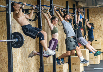Séance de WOD avec pull-up en groupe chez CrossFit Heka