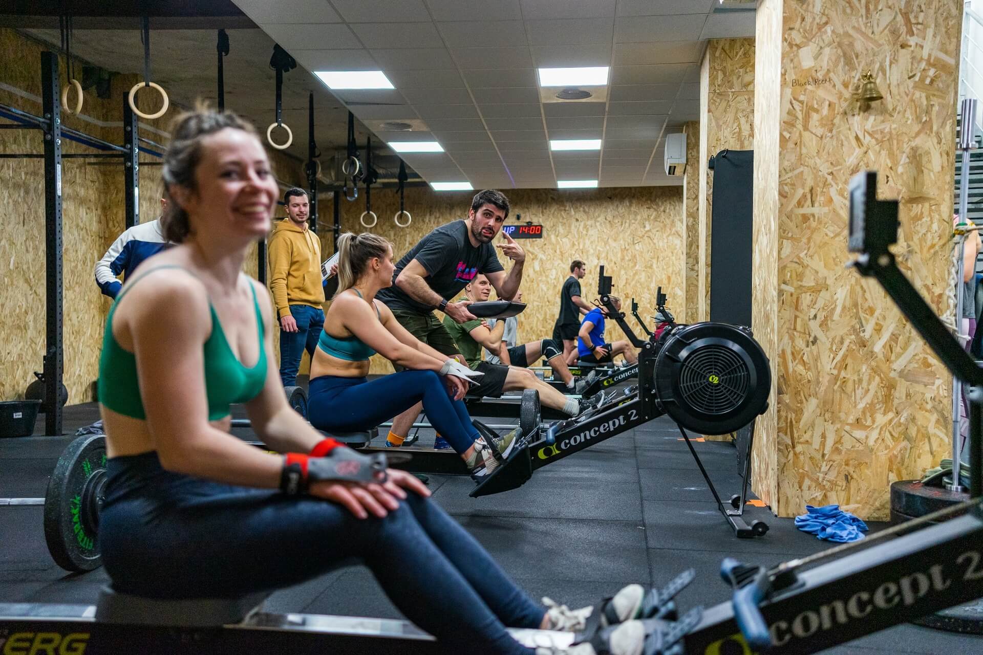 La communauté soudée de CrossFit Heka à Lyon en pleine séance d'entraînement