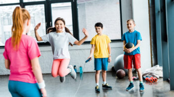 Enfants en pleine séance ludique de CrossFit chez Heka