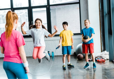 Enfants en pleine séance ludique de CrossFit chez Heka