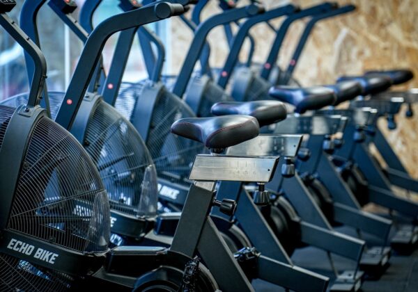 Echo bikes pour entraînement cardio chez CrossFit Heka