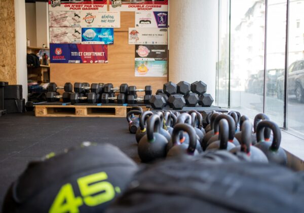 Espace d'entraînement chez Heka CrossFit Lyon Part-Dieu avec kettlebells et haltères