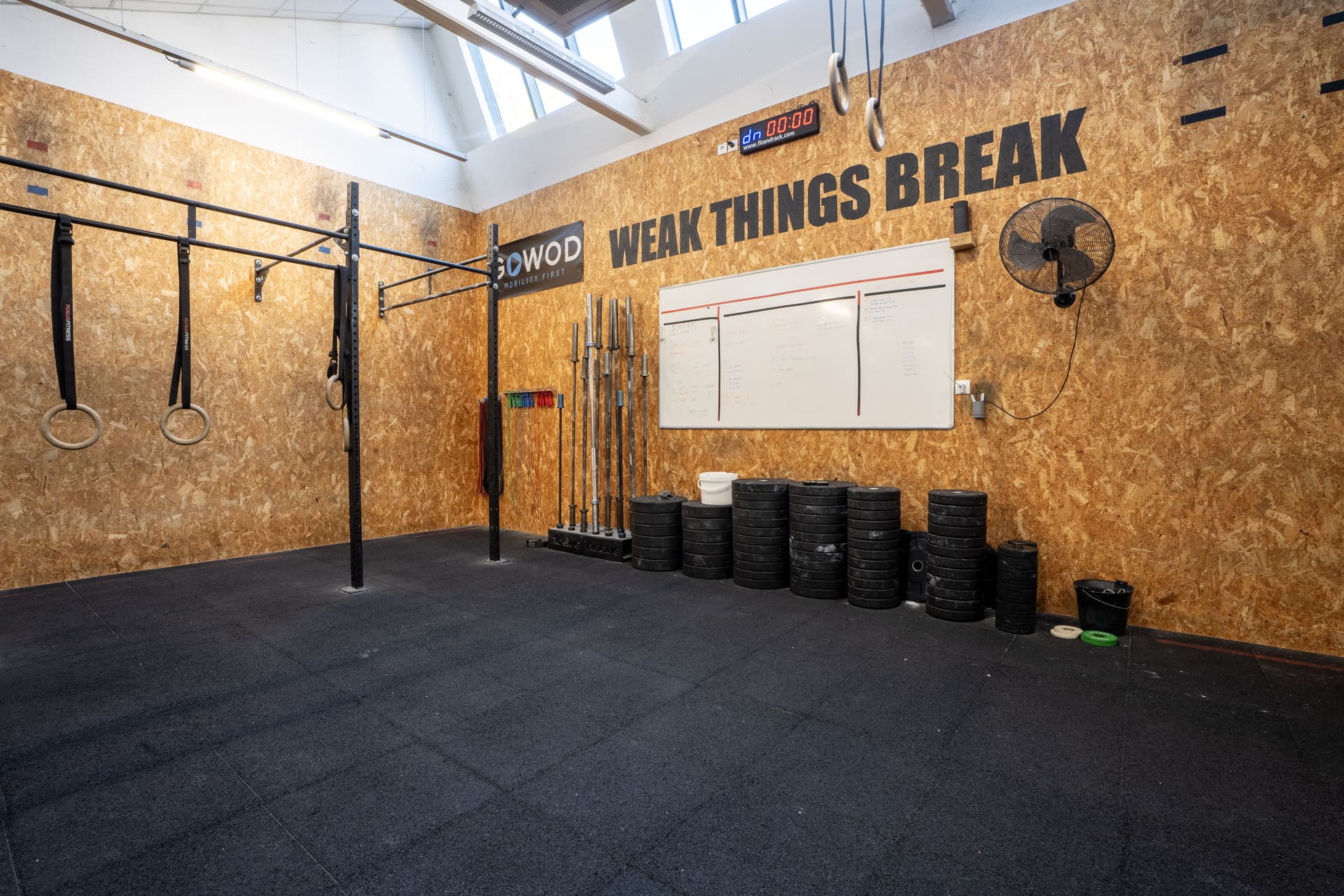 Zone WOD HEKA Lyon Croix-Rousse – mur Weak Things Break et barres d’haltérophilie