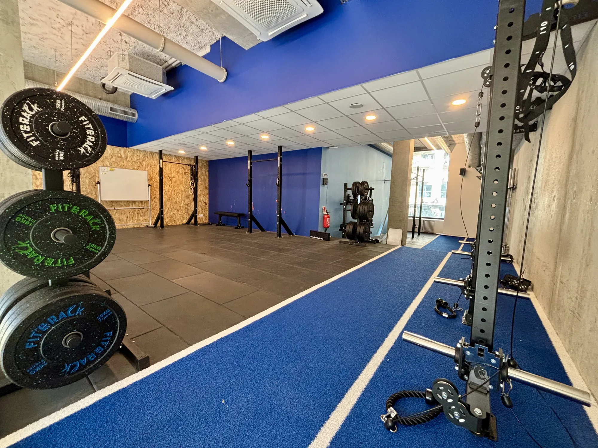 Vue d'ensemble de la salle CrossFit HEKA Part-Dieu 2 : zone WOD, piste bleue et racks, rue Desaix à Lyon